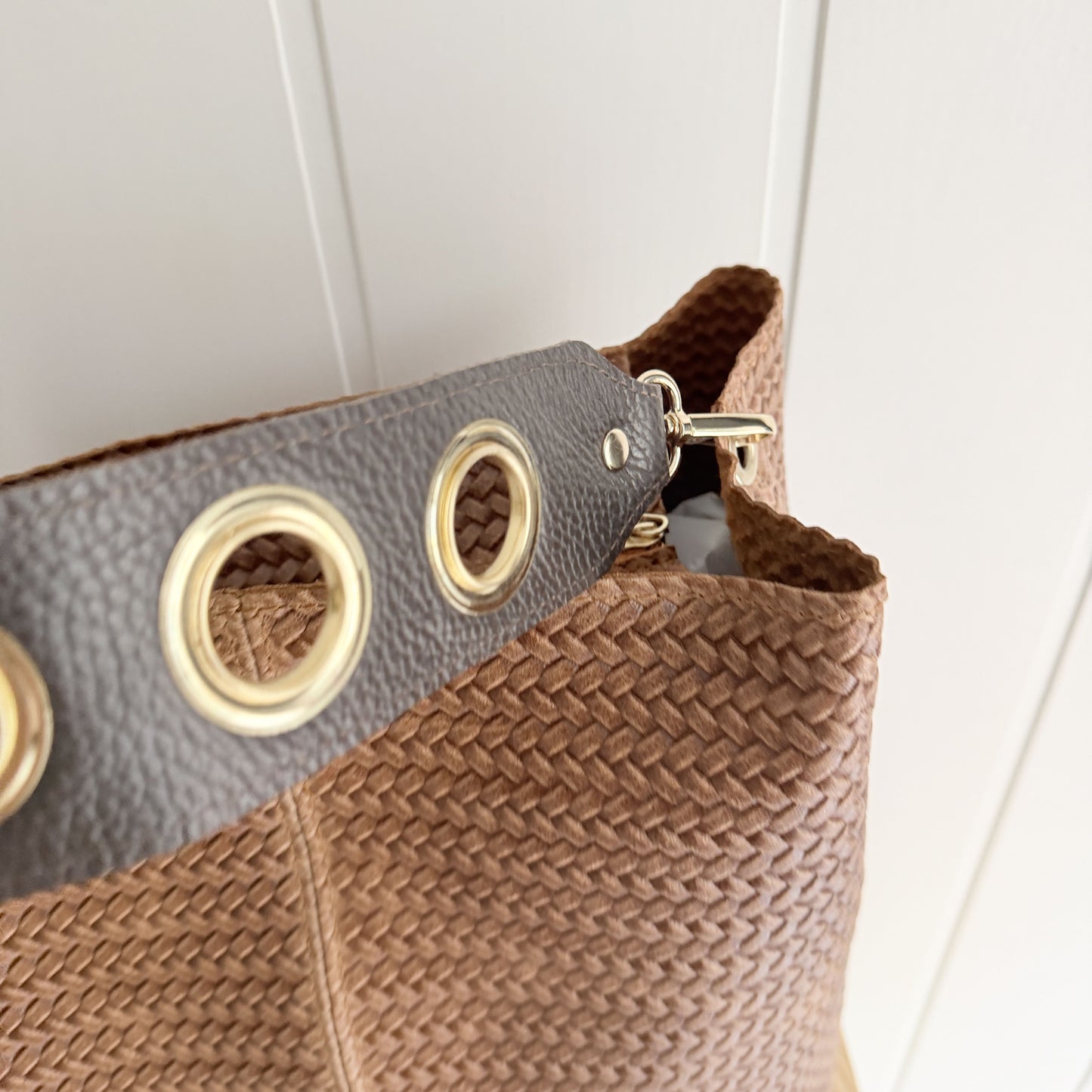 Bolso Piel Cube efecto trenzado camel