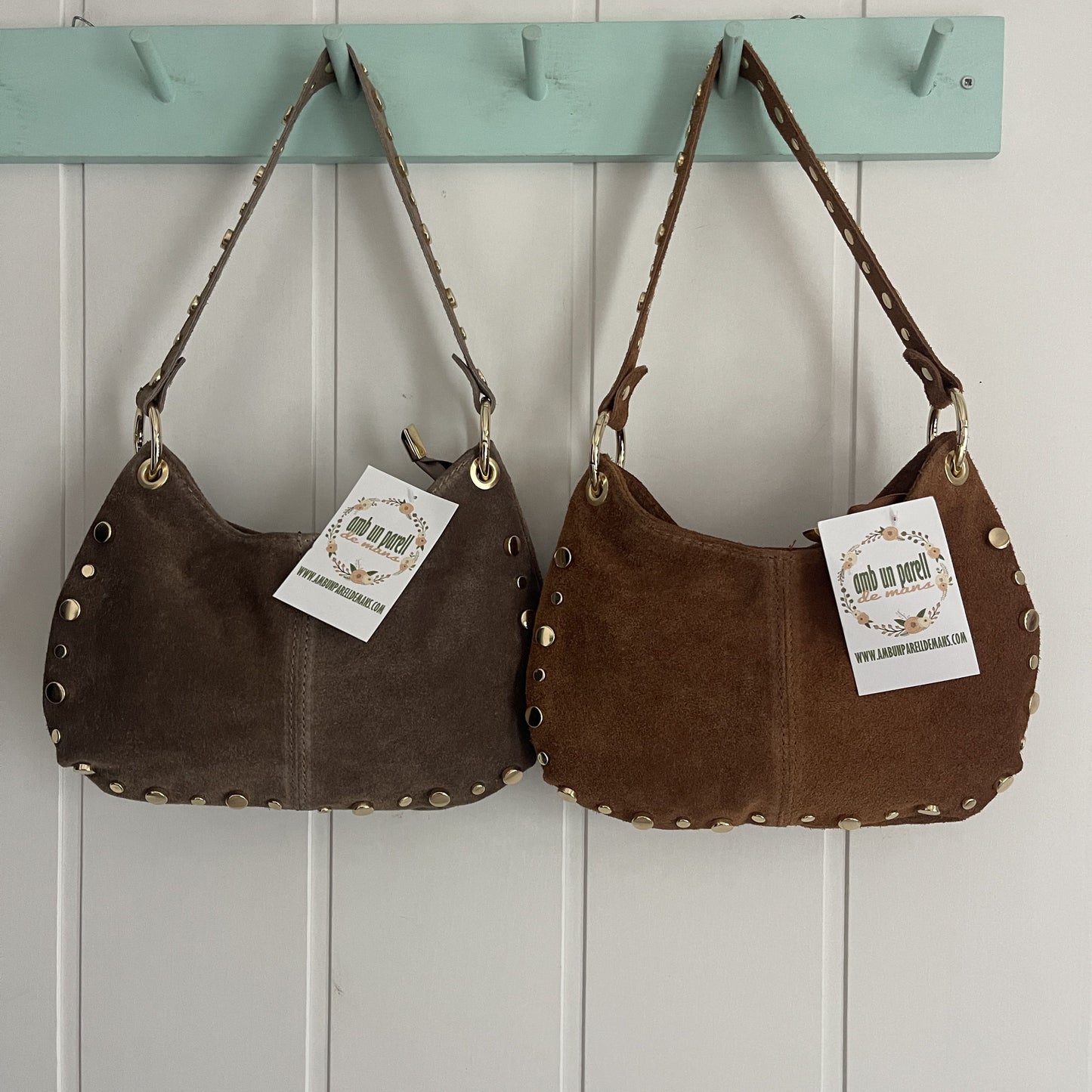 Bolso Hellen piel tachas de mano y bandolera camel