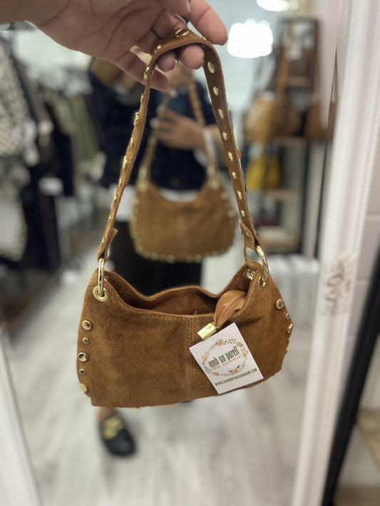Bolso Hellen piel tachas de mano y bandolera camel