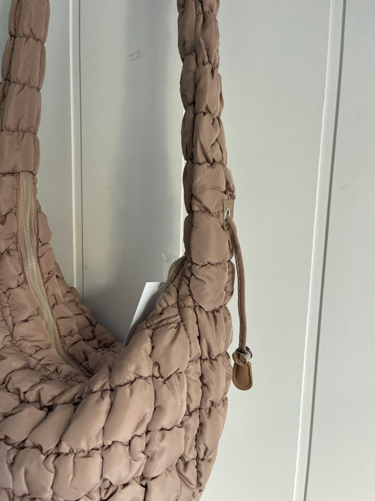 Bolso Maxi Scrunch beige - asa convertible fruncida