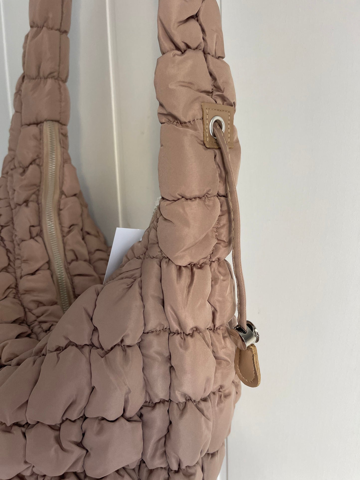 Bolso Maxi Scrunch beige - asa convertible fruncida