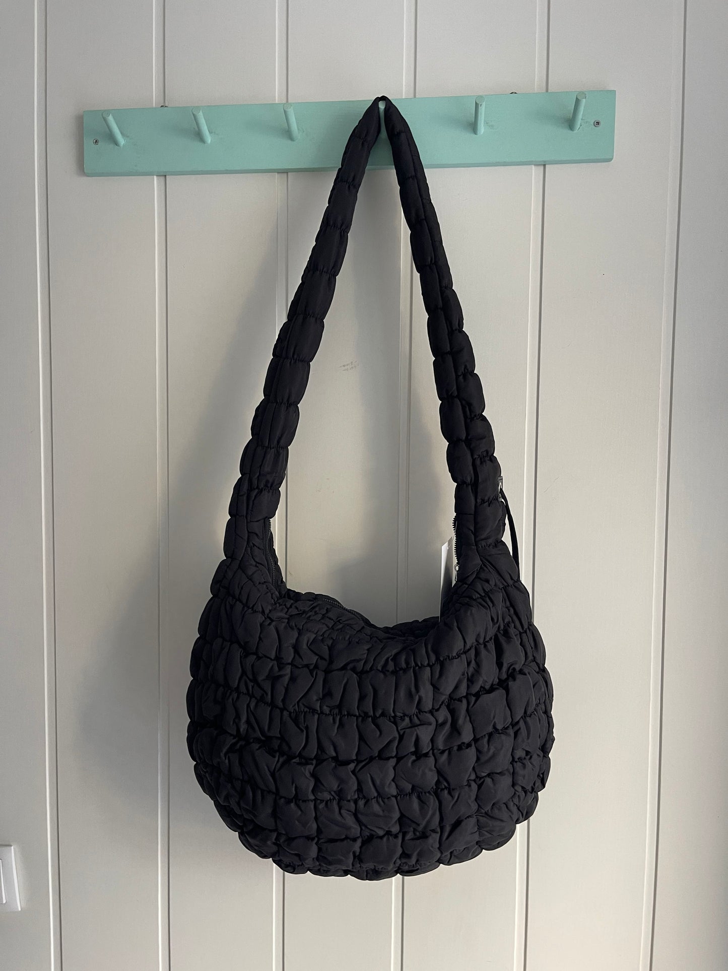 Bolso Maxi Scrunch negro - asa convertible fruncida
