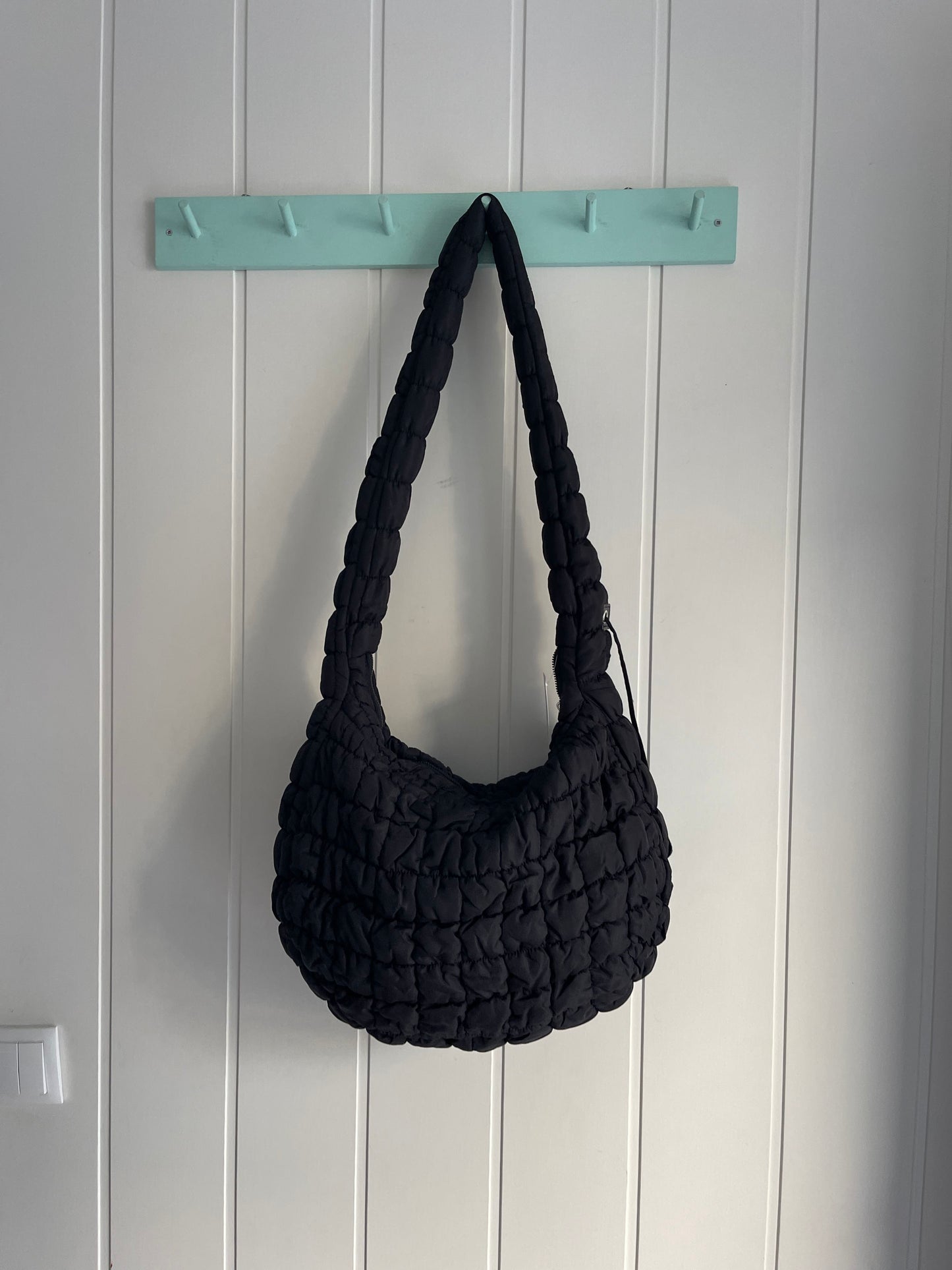 Bolso Maxi Scrunch negro - asa convertible fruncida