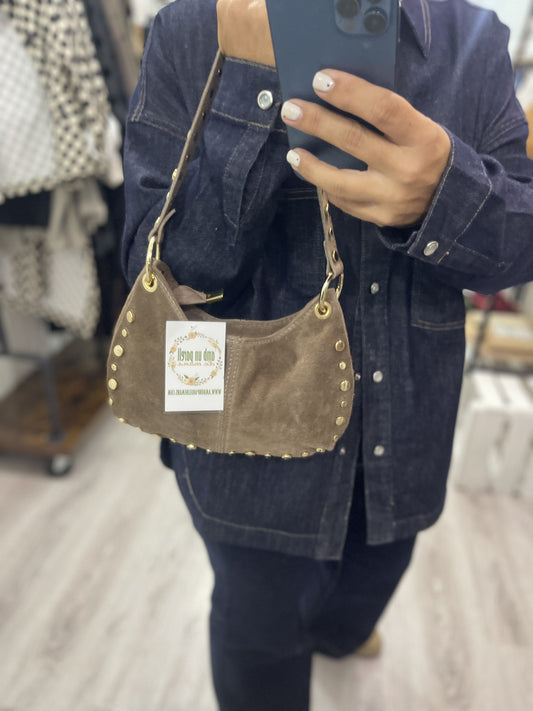 Bolso Hellen piel tachas de mano y bandolera taupe