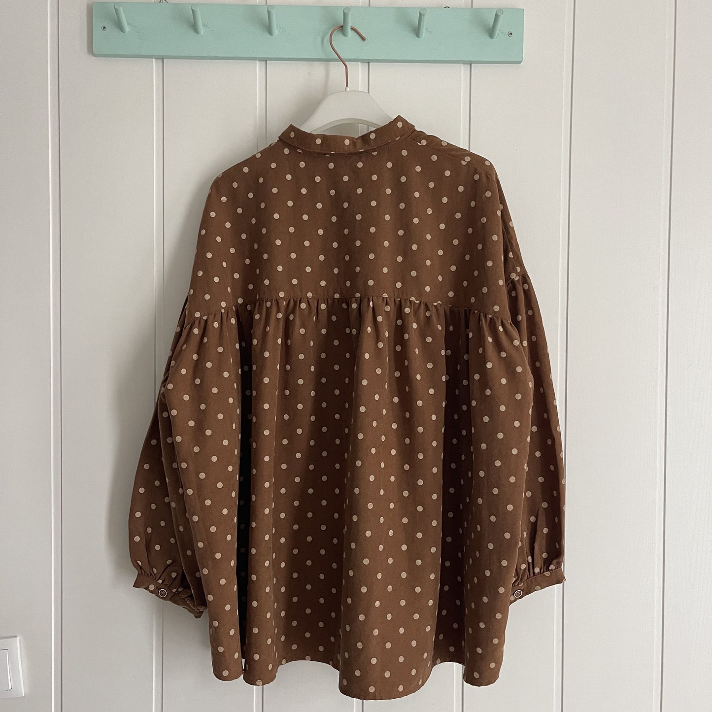 Camisa Mila topos marrón