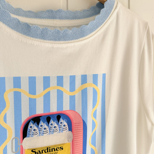 Camiseta Sardines detalle cuello ondas azul cielo