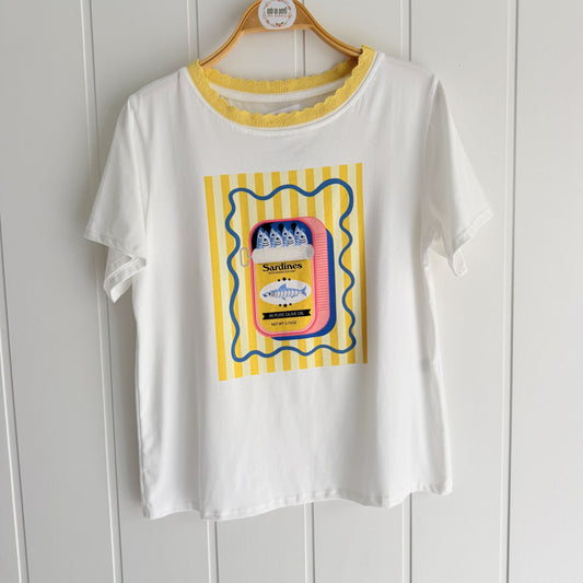 Camiseta Sardines detalle cuello ondas amarillo