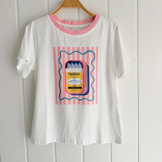 Camiseta Sardines detalle cuello ondas rosa