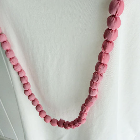 Maxi collar bolas seda rosa fucsia