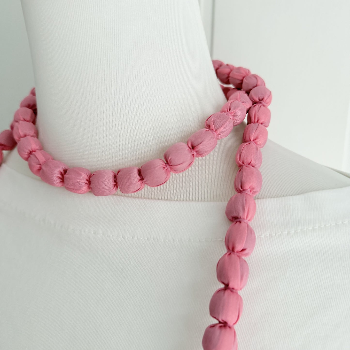 Maxi collar bolas seda rosa fucsia