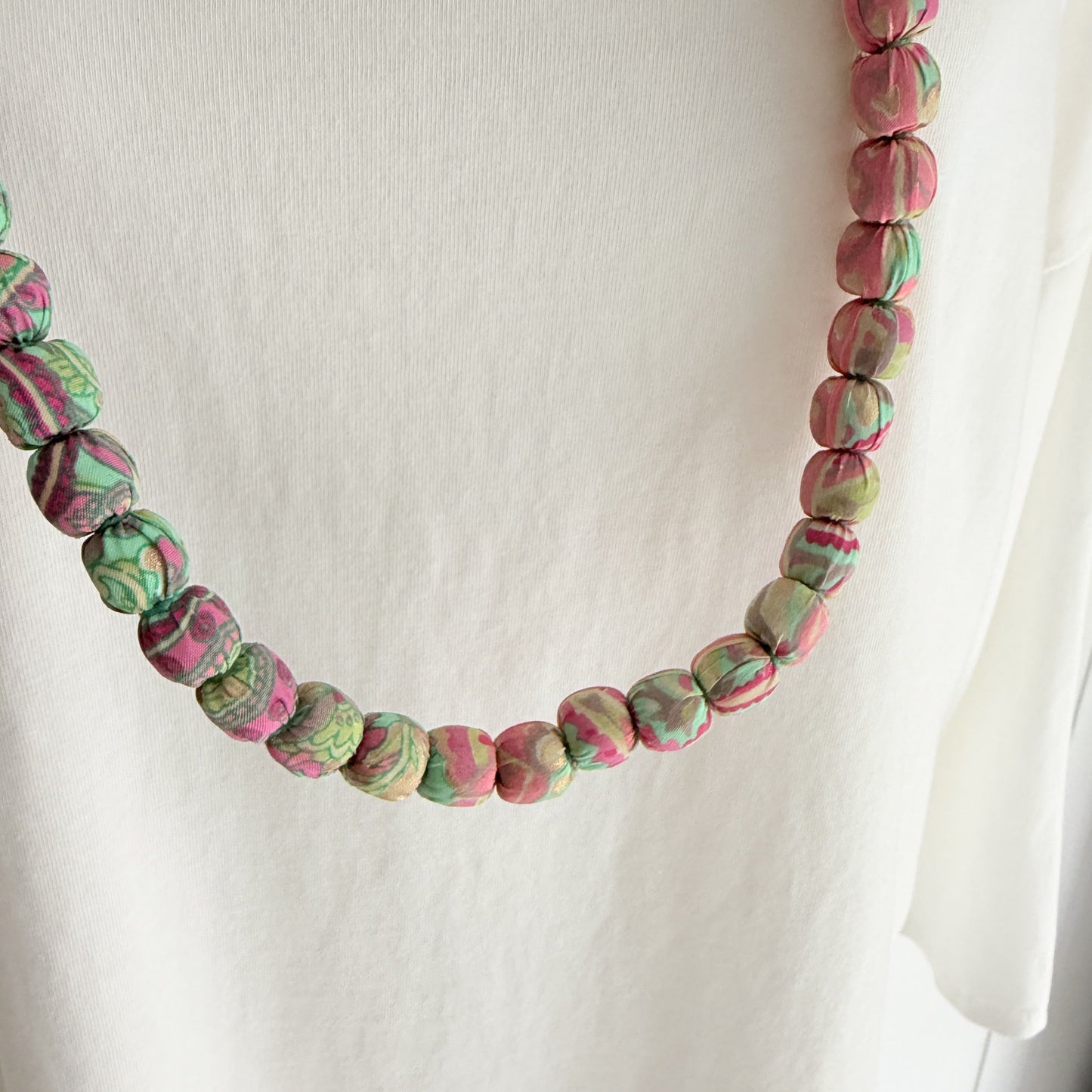 Maxi collar bolas seda estampado rosa y mint