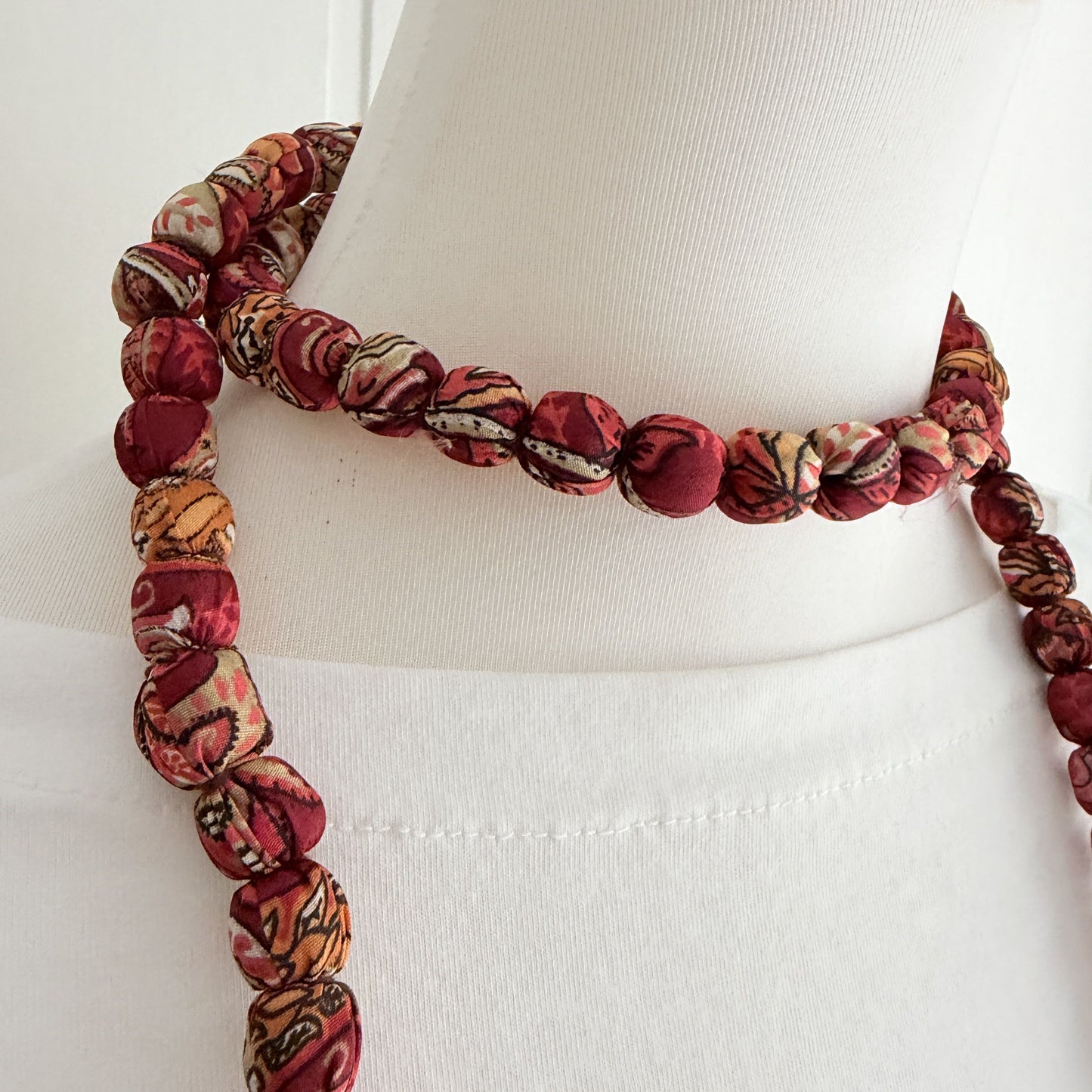 Maxi collar bolas seda estampado teja