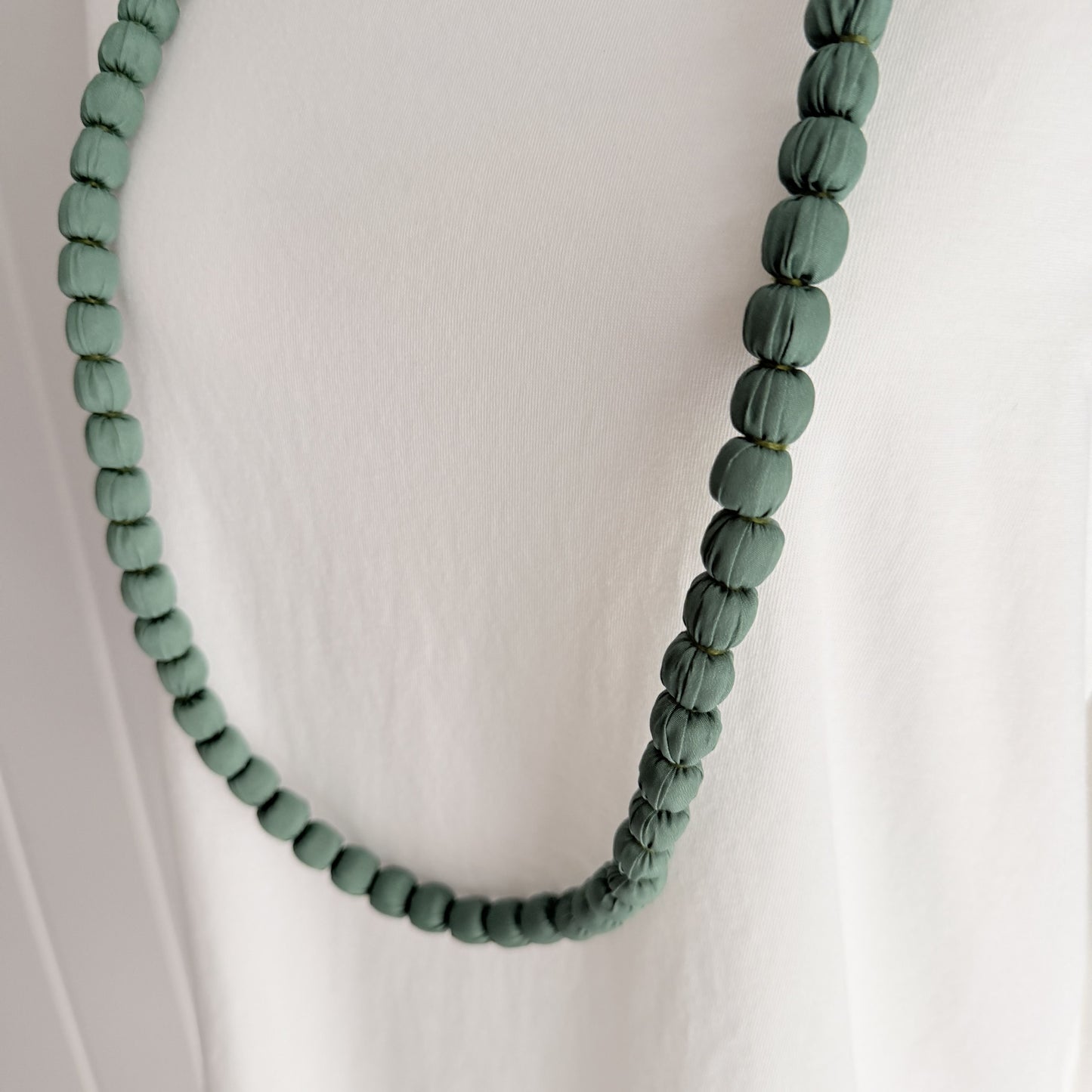 Maxi collar bolas seda verde