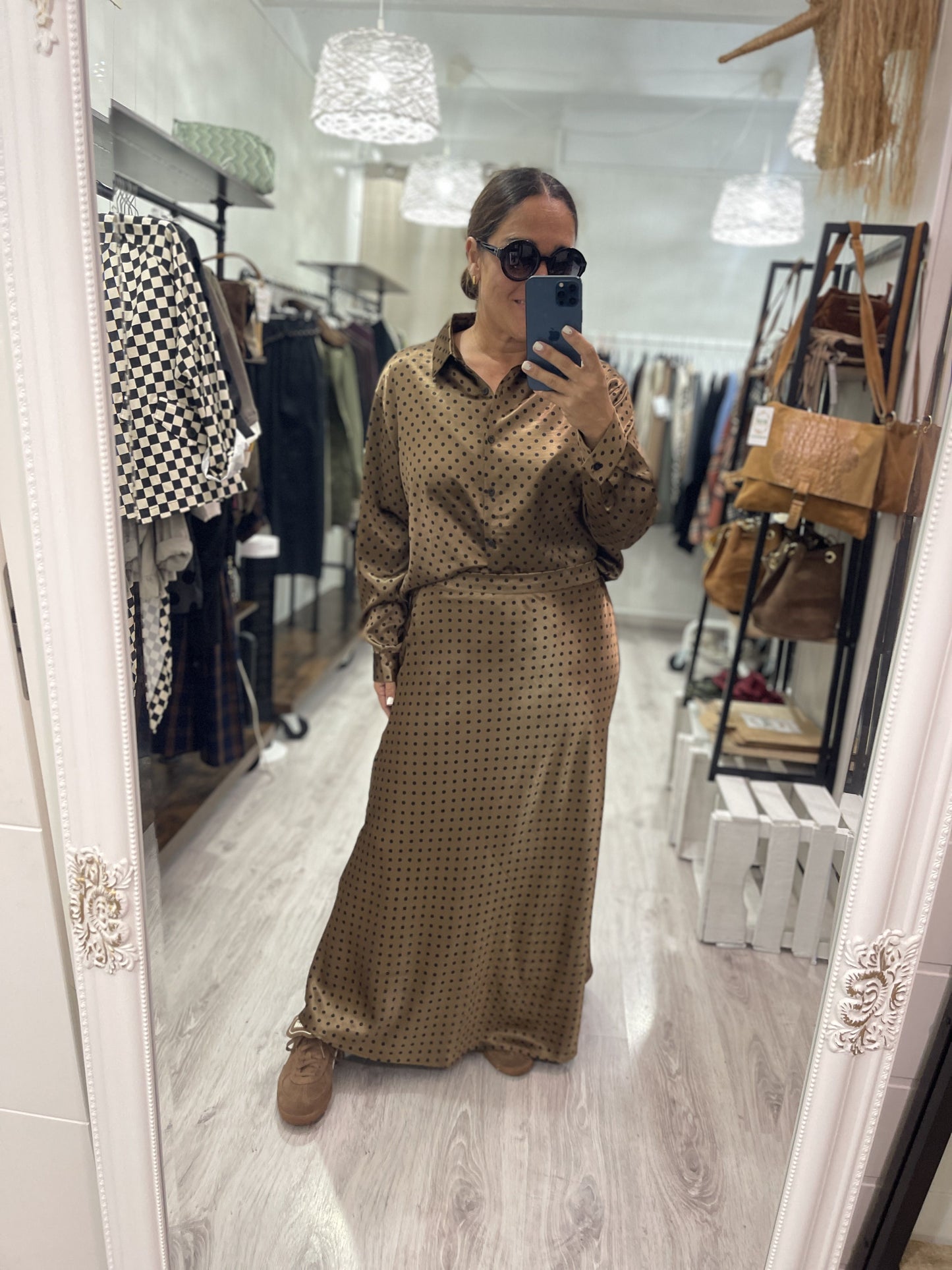 Conjunto Topitos satinado camisa y falda