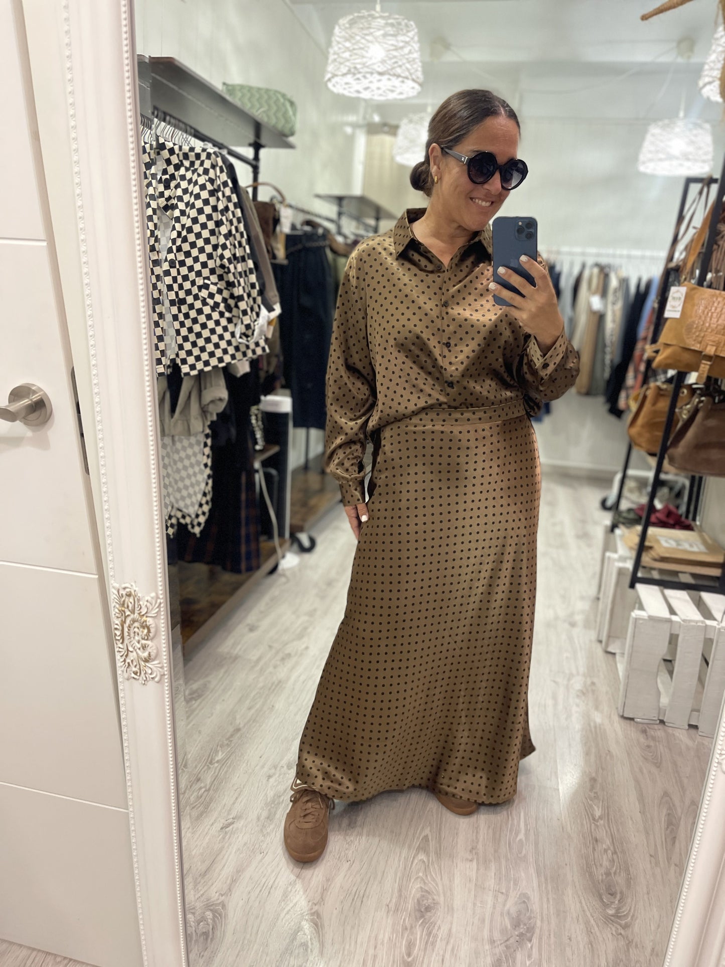 Conjunto Topitos satinado camisa y falda
