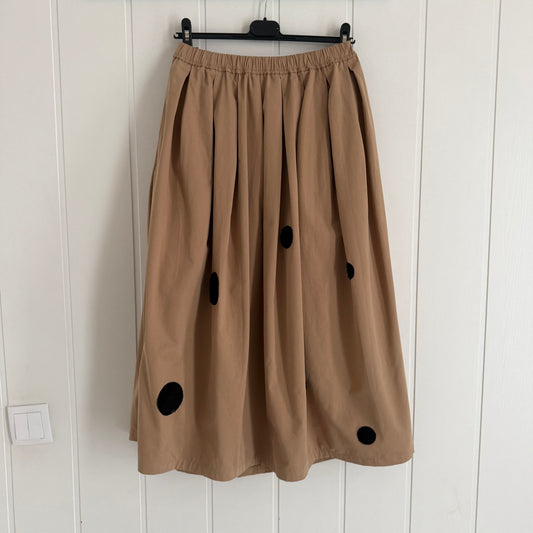 Falda Eirin camel topos negros