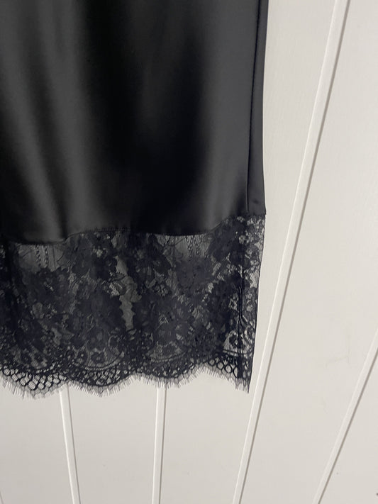 Falda Raso bajo lencero negro