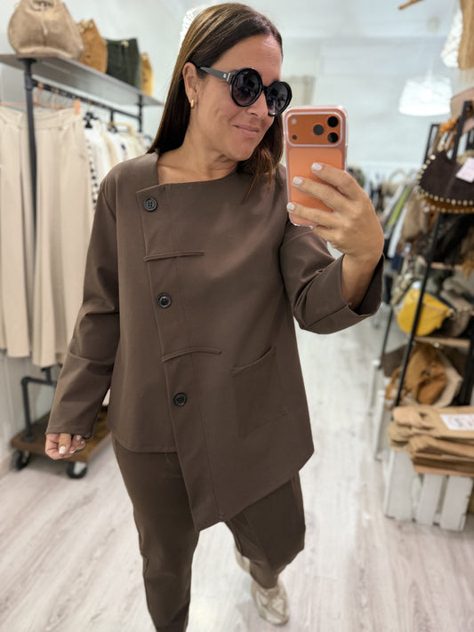 Chaqueta Osaka punto roma chocolate