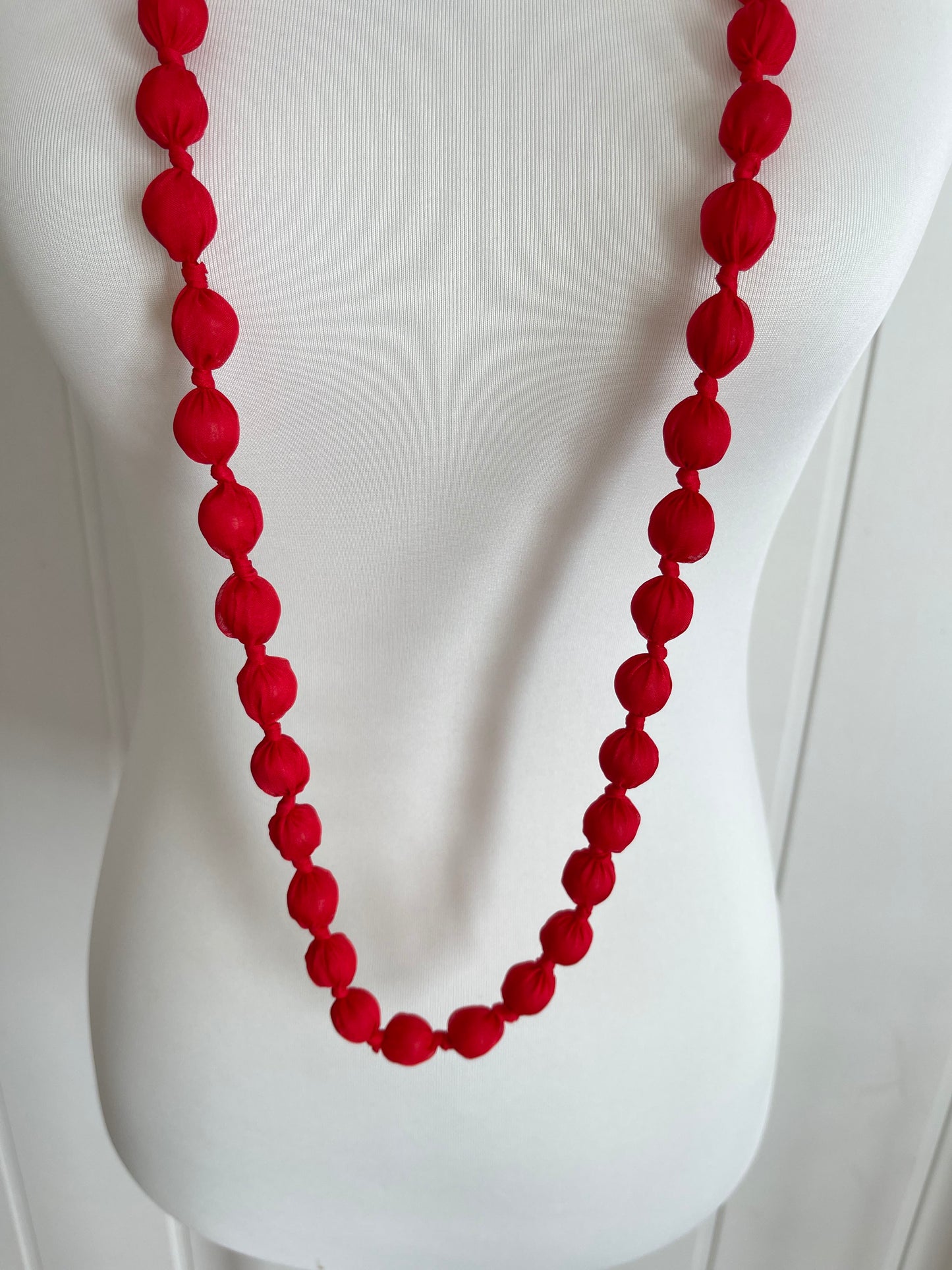 Maxi collar bolas seda rojo