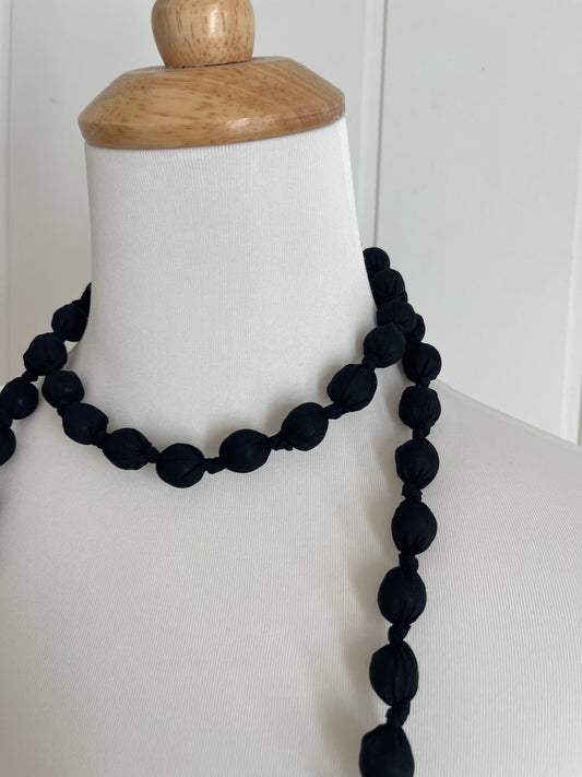 Maxi collar bolas seda negro