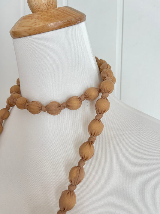 Maxi collar bolas seda camel