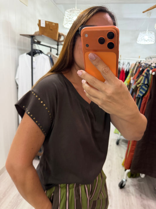 Camiseta Tachas pico chocolate