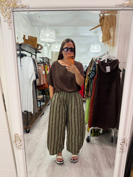 Pantalón Corfú doble raya chocolate, verde y amarillo