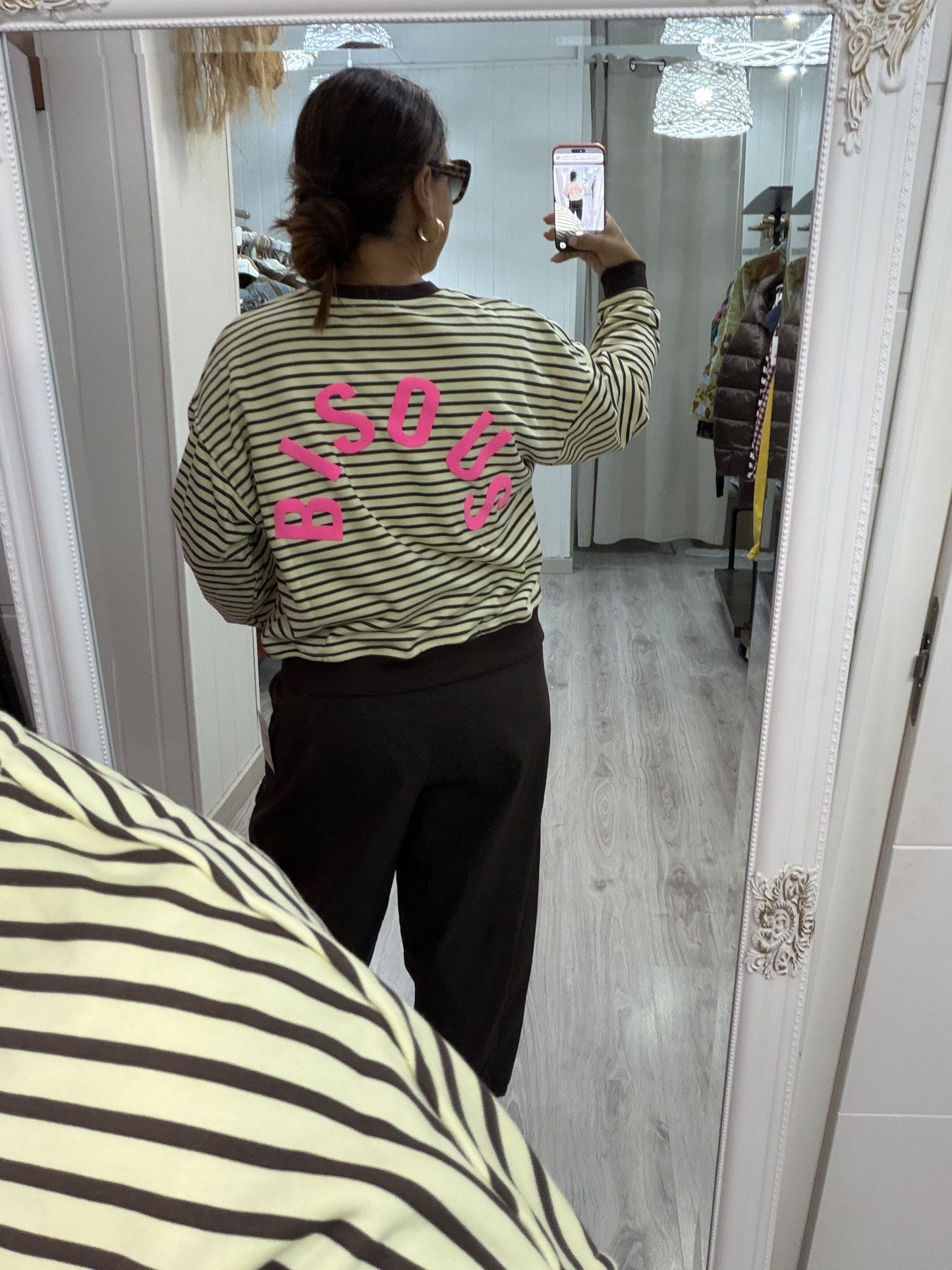 Sudadera Bisous amarillo y marrón