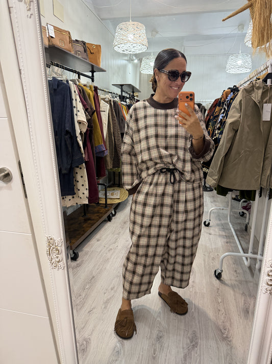 Conjunto Aiko tartan chocolate, beige y burdeos