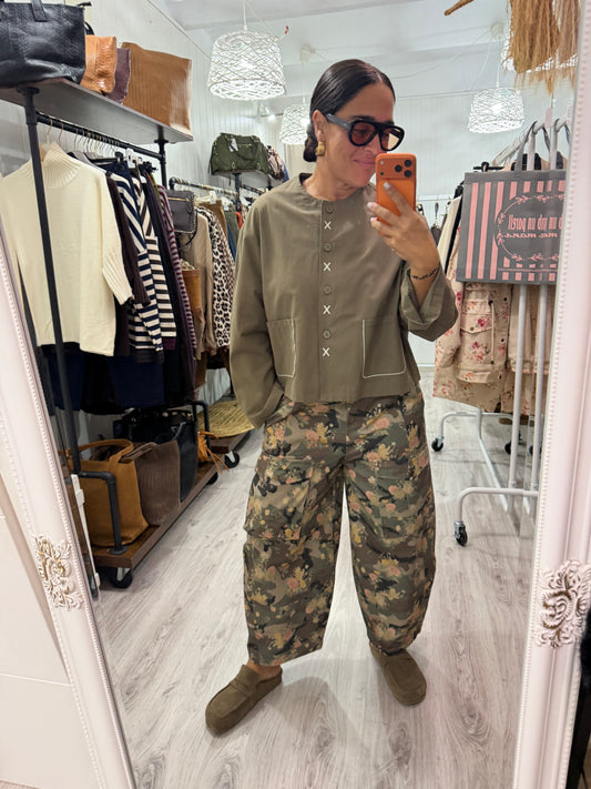 Pantalón cargo camuflaje floral