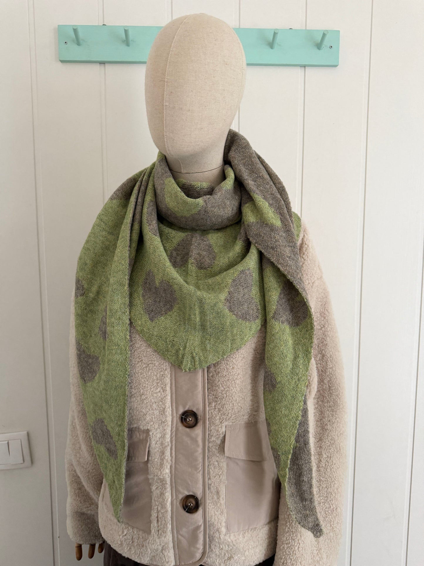 Bufanda bandana triangular corazones verde y gris