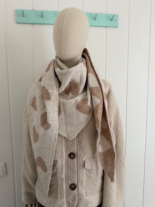 Bufanda bandana triangular corazones beige y camel