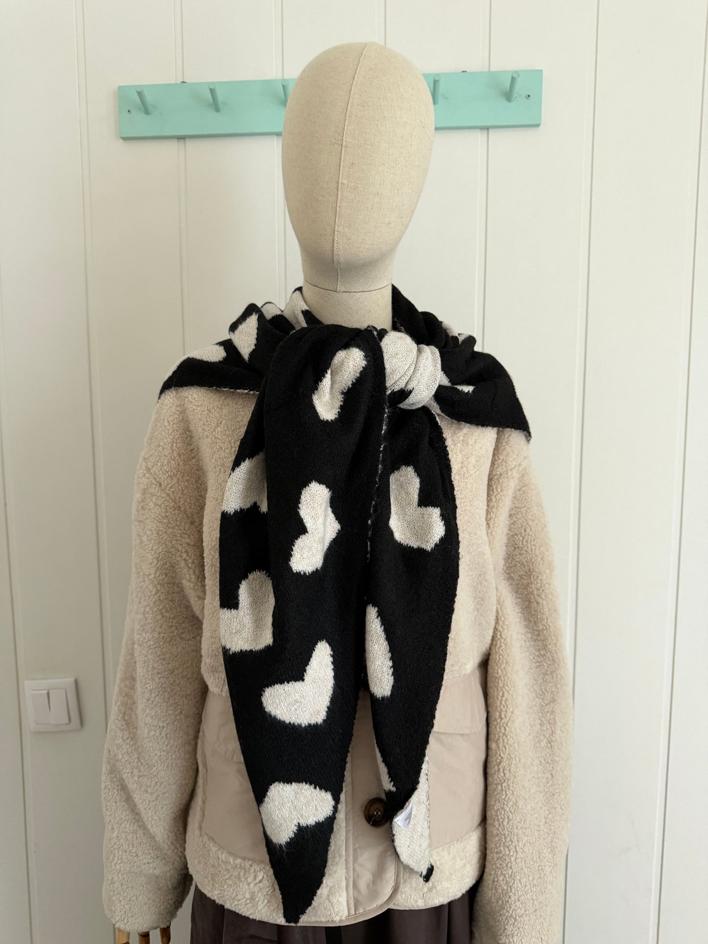 Bufanda bandana triangular corazones blanco y negro