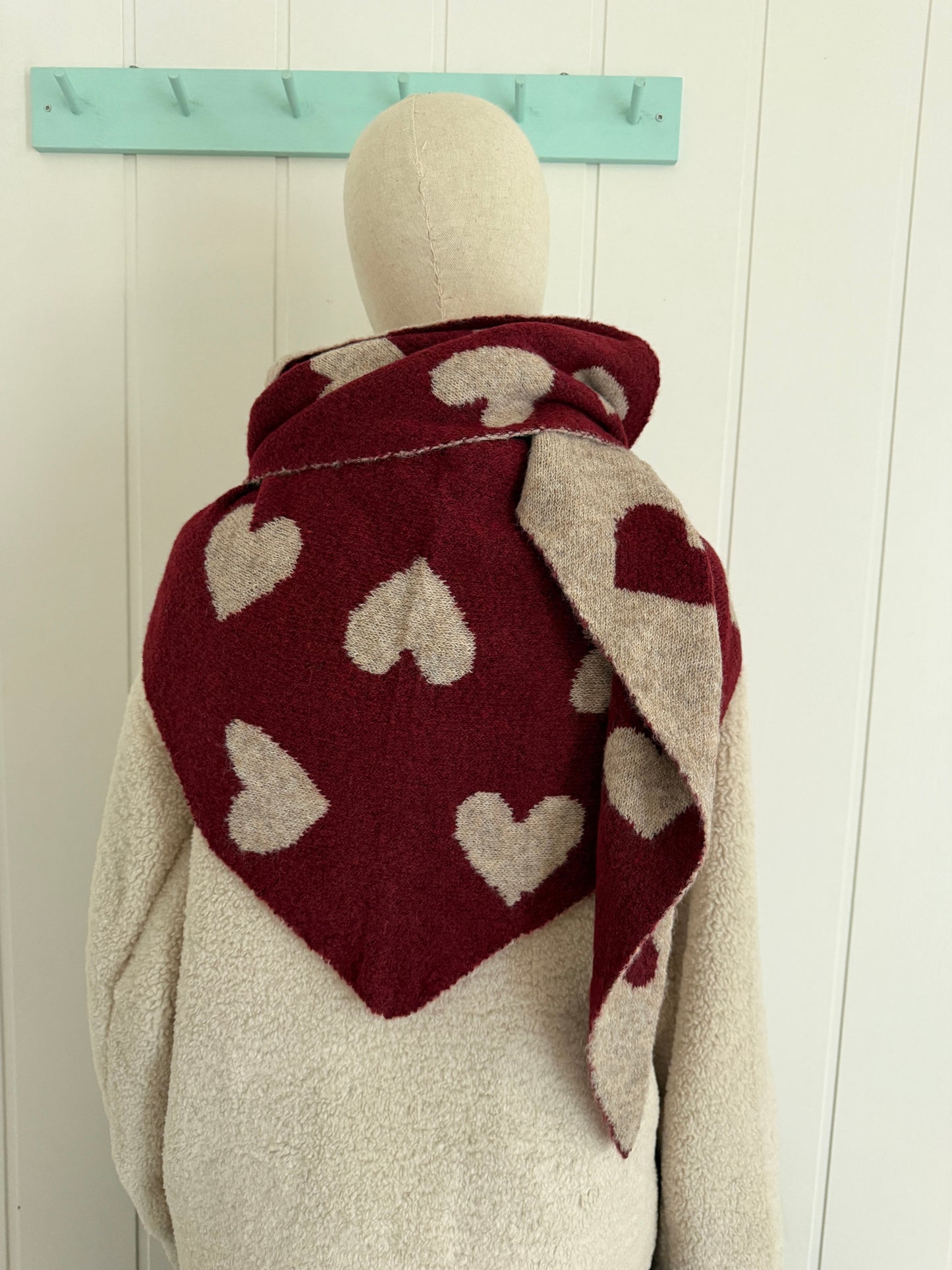 Bufanda bandana triangular corazones granate y taupe