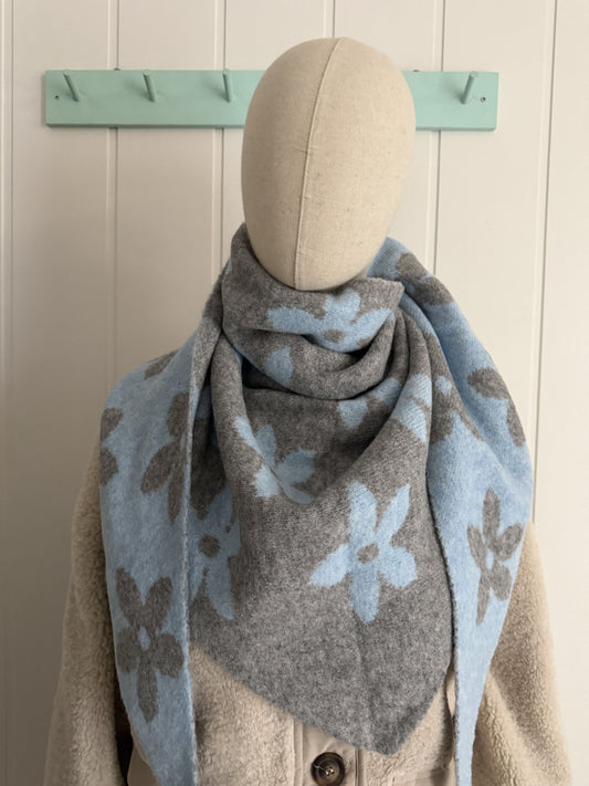 Bufanda bandana triangular flor cielo y gris