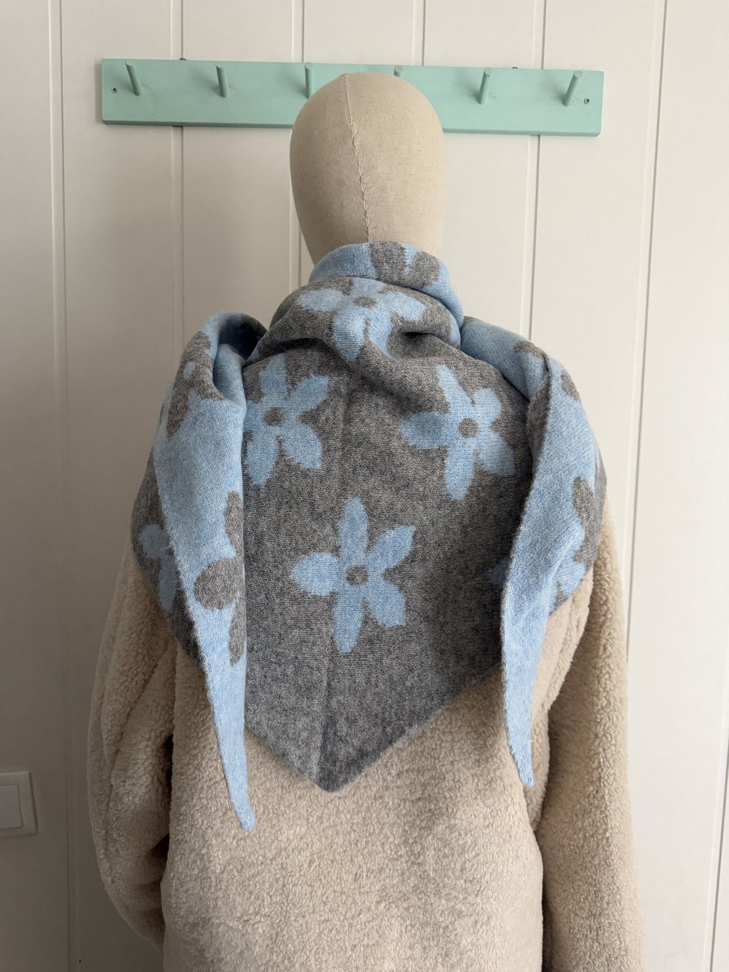 Bufanda bandana triangular flor cielo y gris