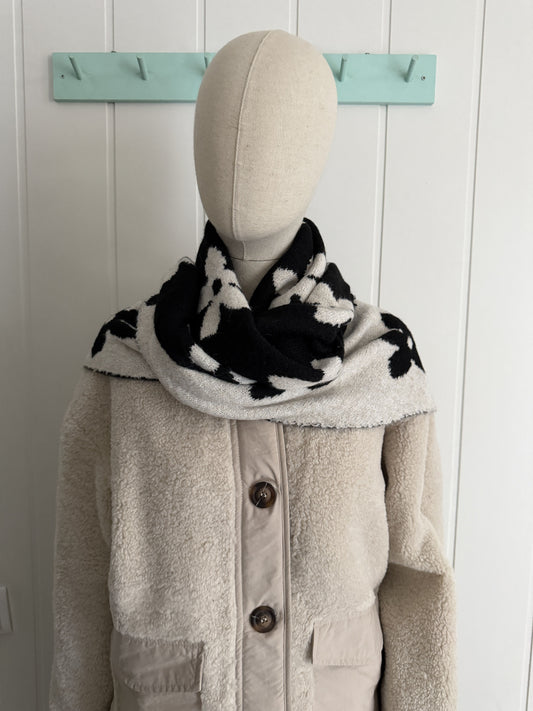 Bufanda bandana triangular flor negro y marfil