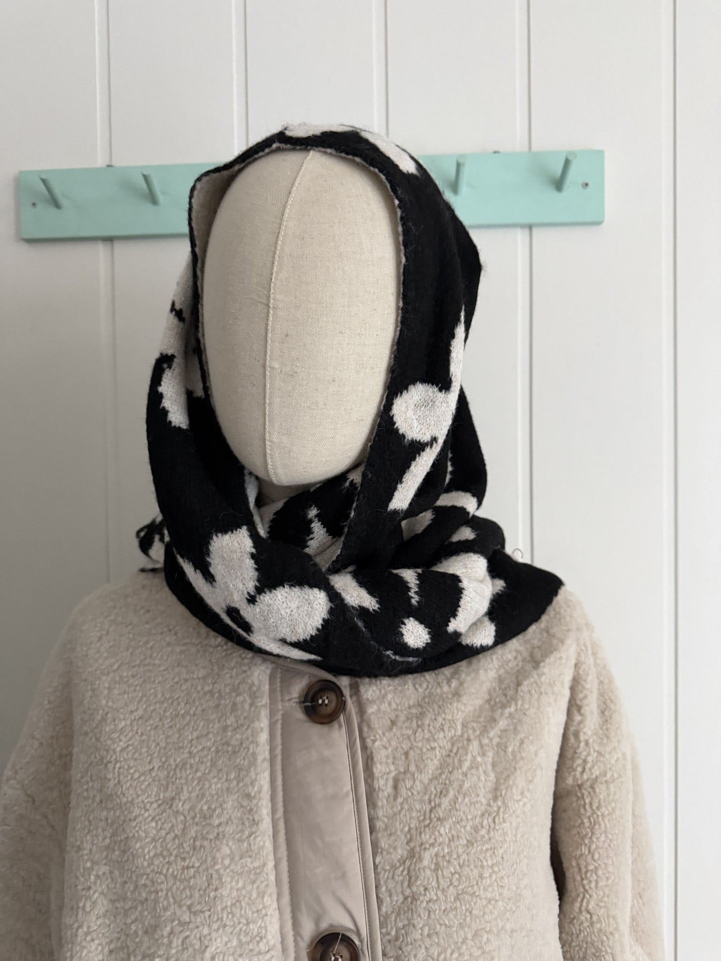 Bufanda bandana triangular flor negro y marfil