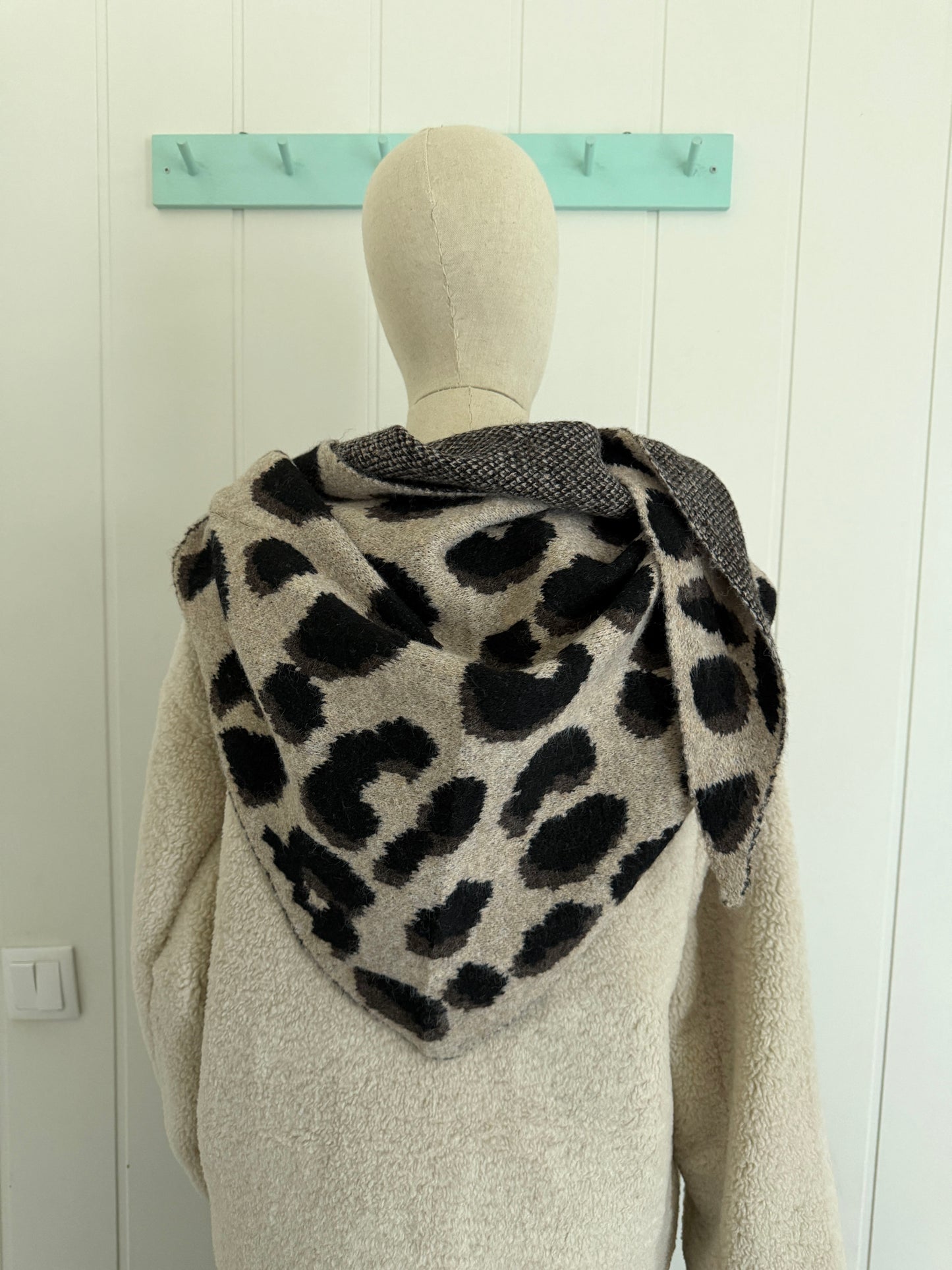 Bufanda bandana triangular animal print beige