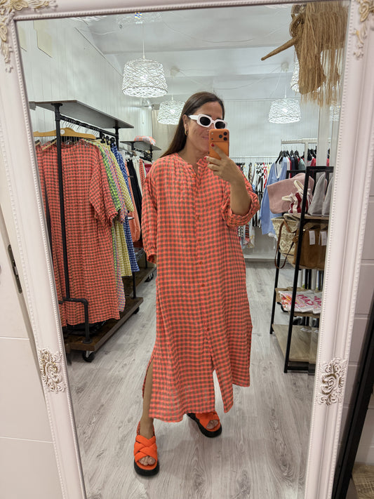 Vestido Vichy fluor coral y tapue