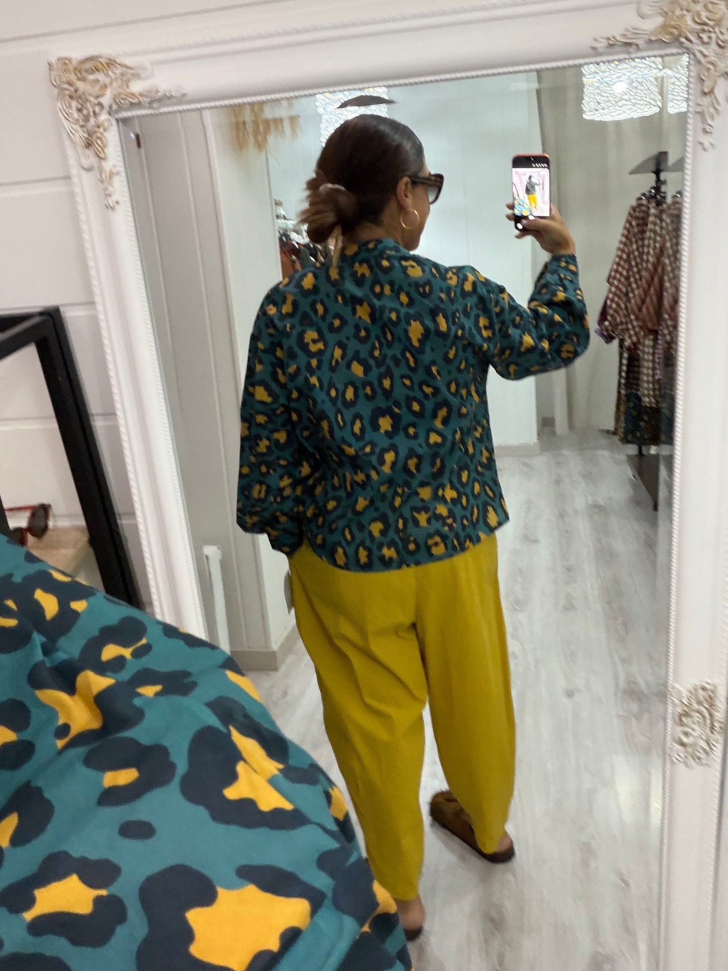 Camisa animal print contrastes petróleo y mostaza