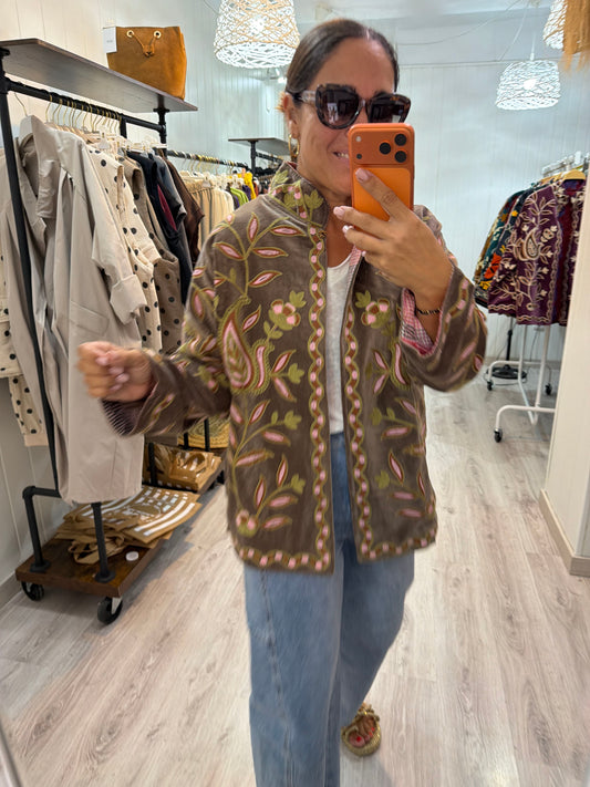 Chaqueta Suzani terciopelo taupe, rosa y pistacho