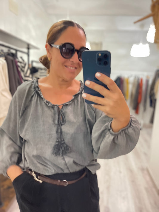 Blusa Pompón oversize gris