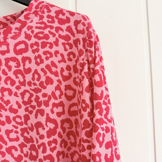 Camiseta Animal print contrastes rosa y rojo