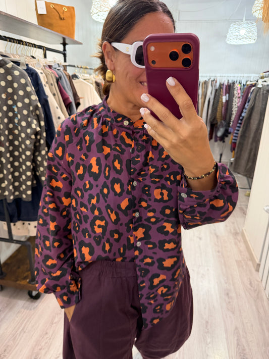 Camisa animal print contrastes berenjena y coral