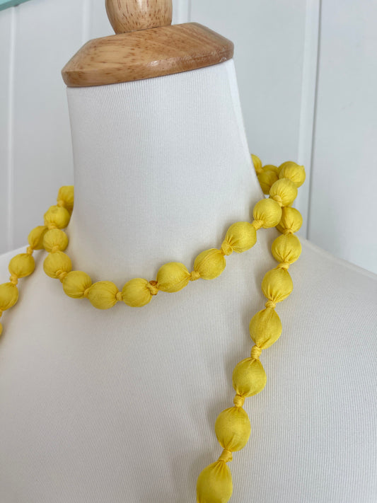 Maxi collar bolas seda amarillo