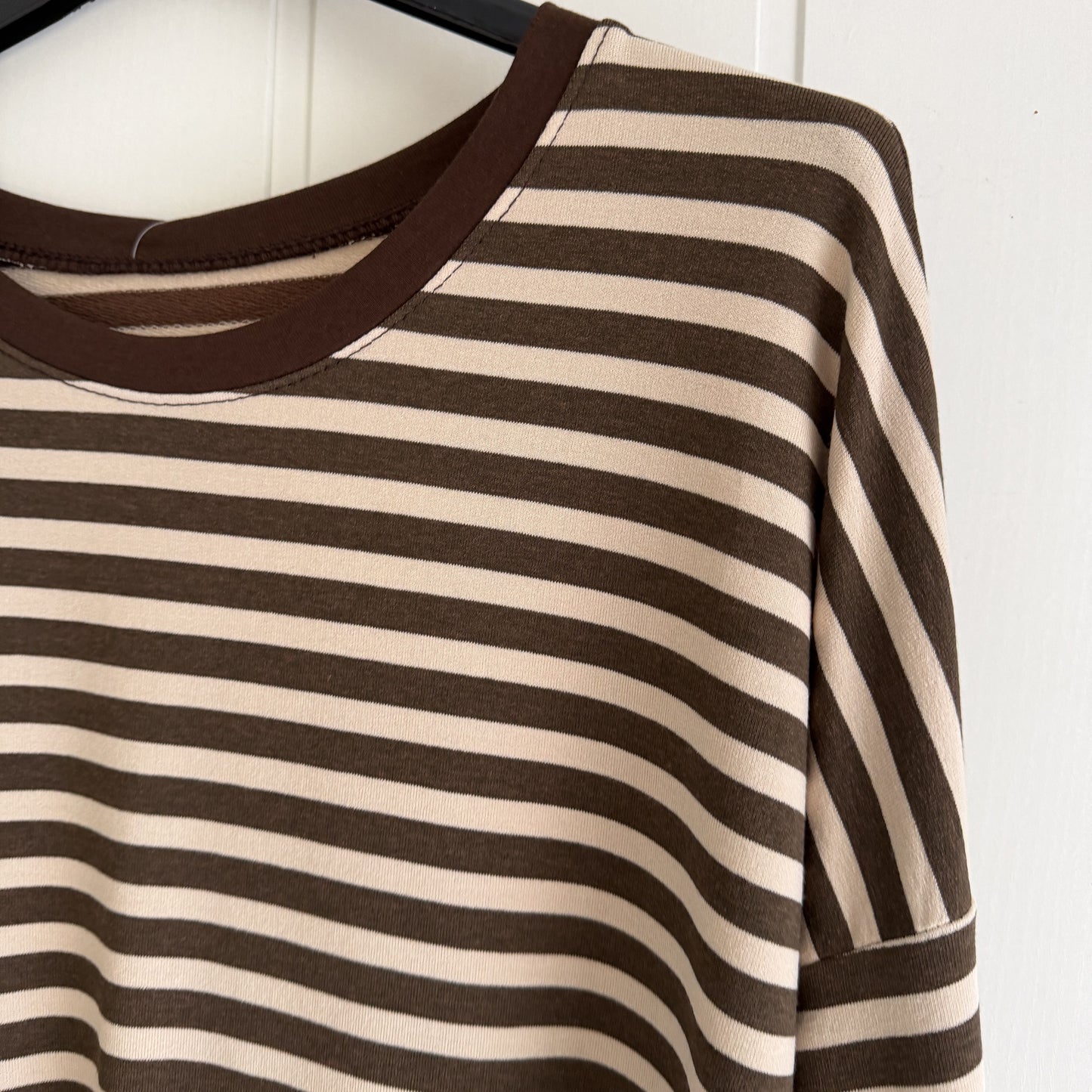 Camiseta Navy Ainara beige y chocolate