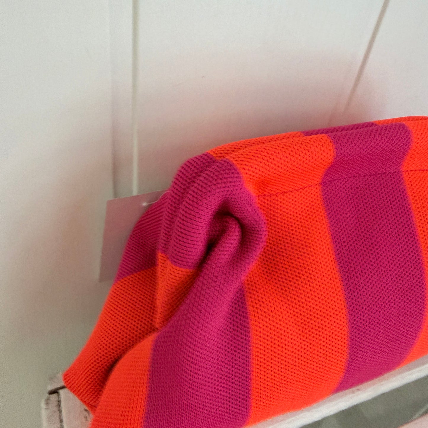 Bolso mano y bandolera Rayas fucsia y coral fluor