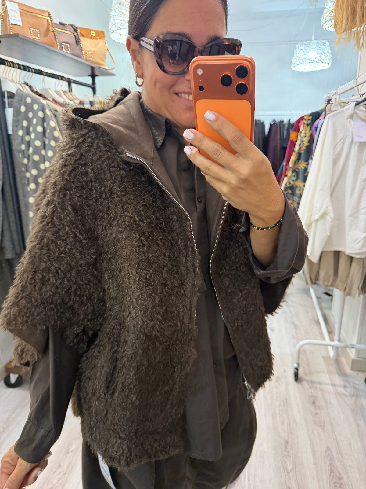 Poncho reversible borreguito y antelina chocolate