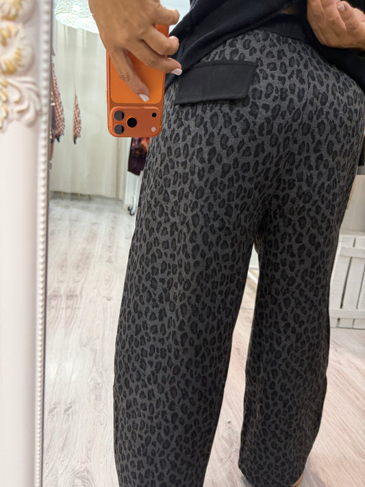 Pantalón Winter barrel animal print gris claro
